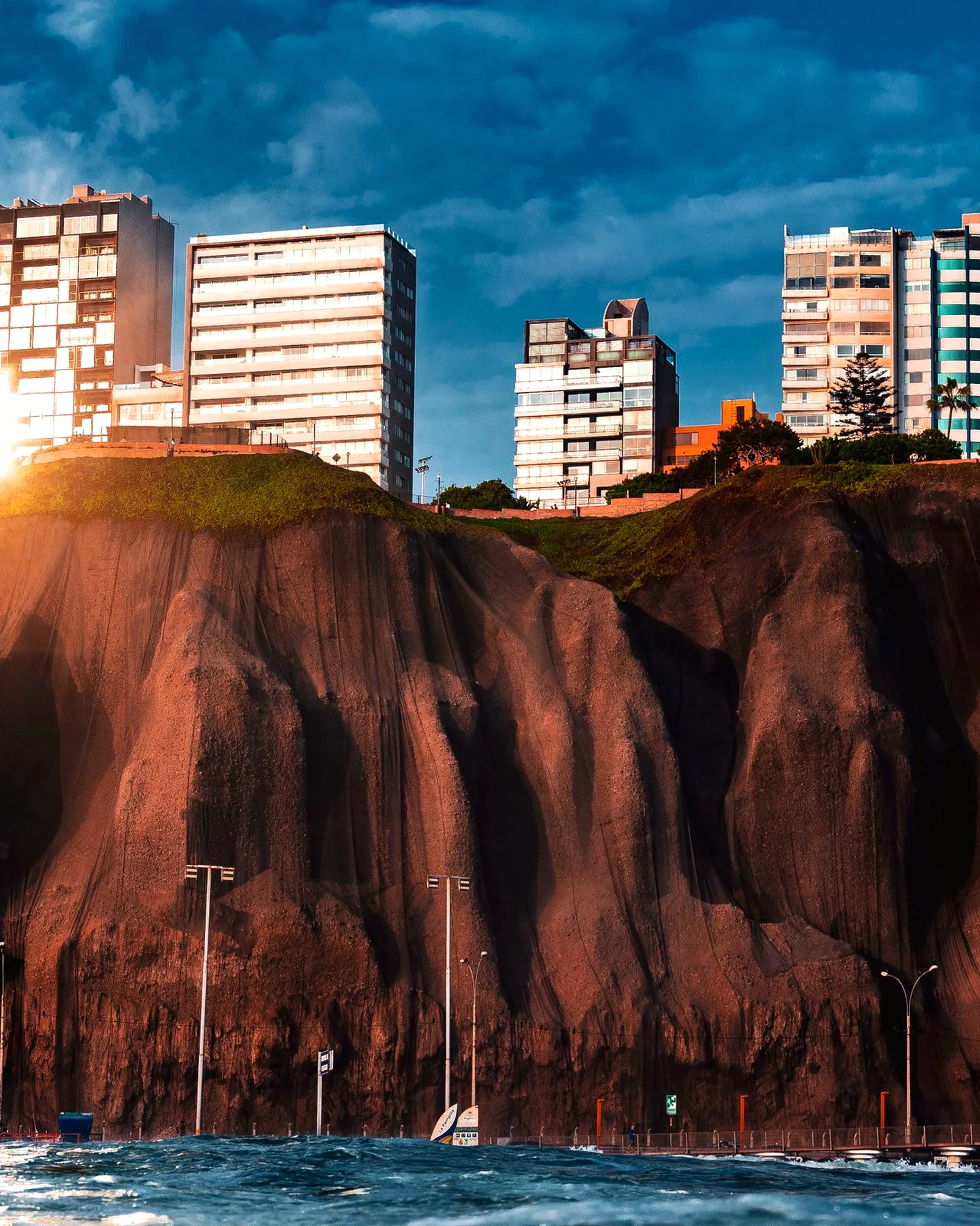 Vista de la fachada de Faro sobre el malecón